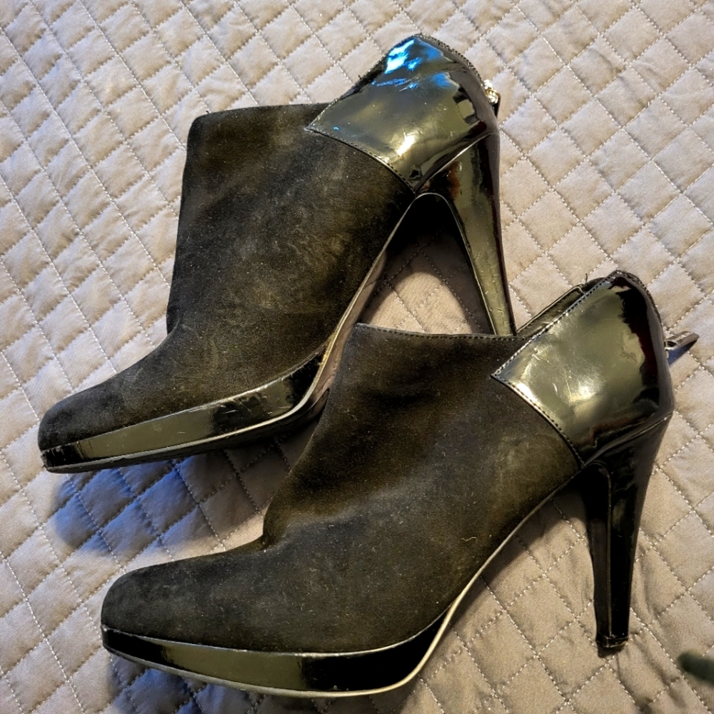 Bandolino Black Suade and Patent Ankle Shoe Boot Size 10